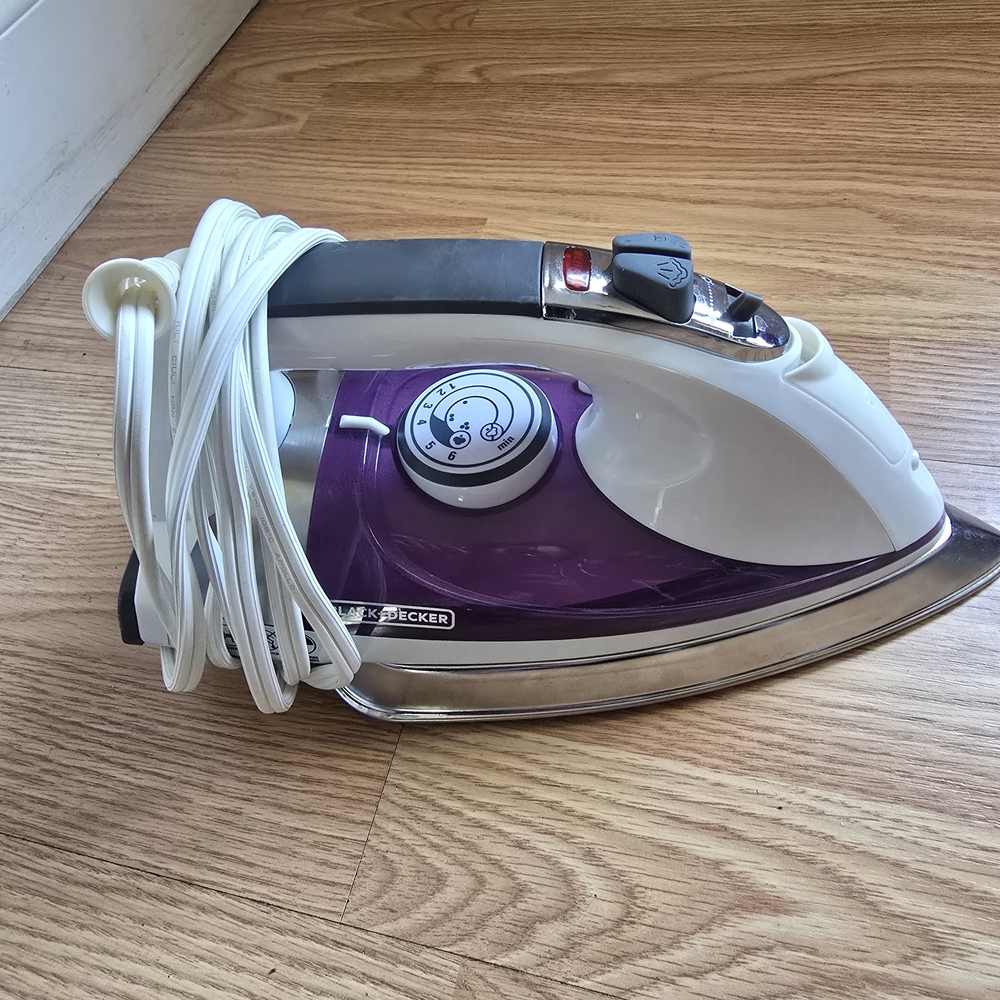 Black & Decker Purple and White Steam Iron